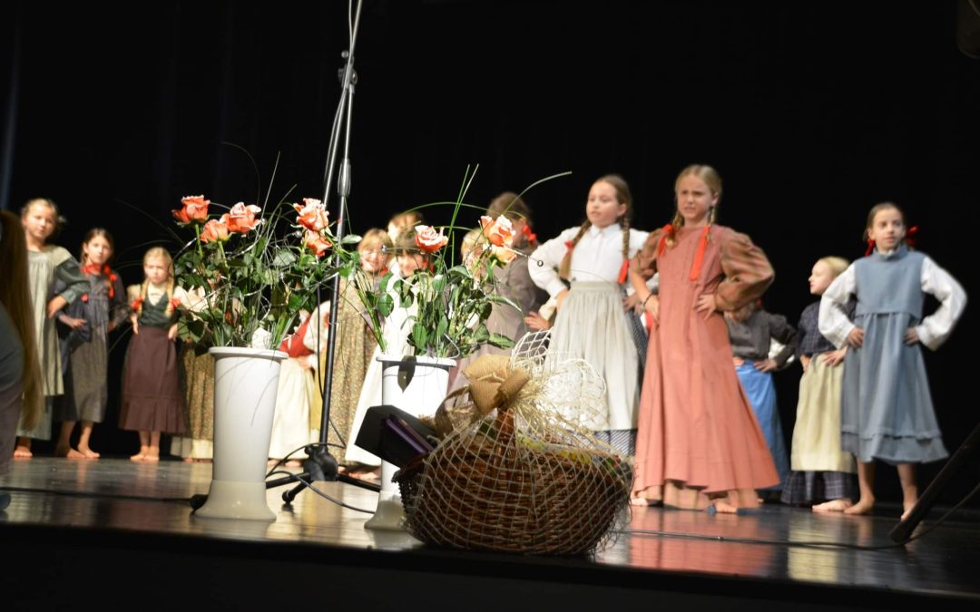 Nastop folklorne skupine POŠ Kotlje ter petošolk matične šole